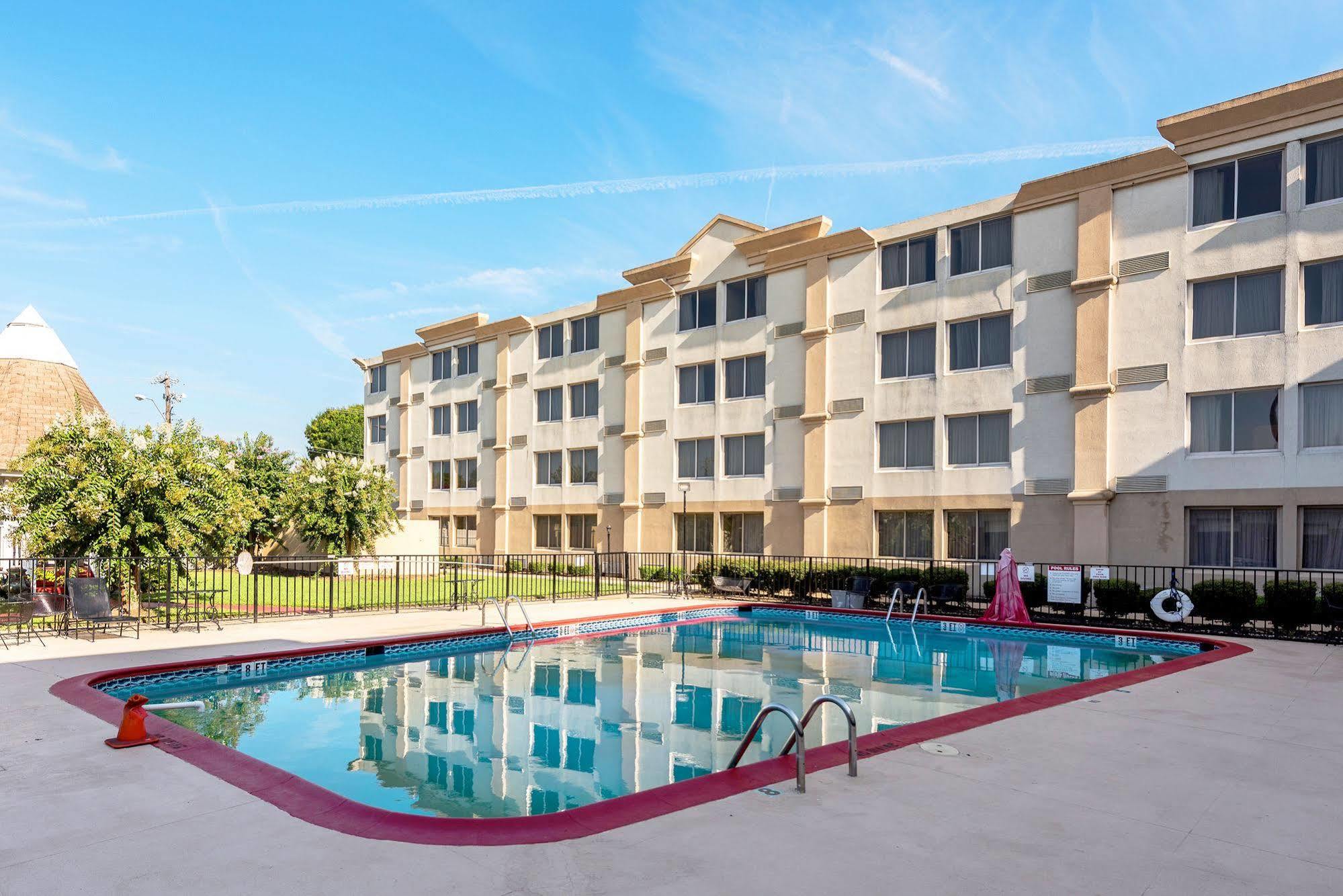 Hotel Ramada By Wyndham Birmingham Airport Exterior foto